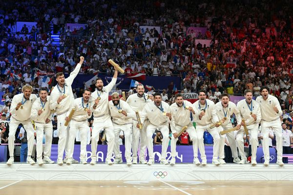 C'est un exploit qu'a réalisé l'équipe de France de volley. Les Français ont remporté l'or, un doublé hgistorique après les Jeux de Tokyo.