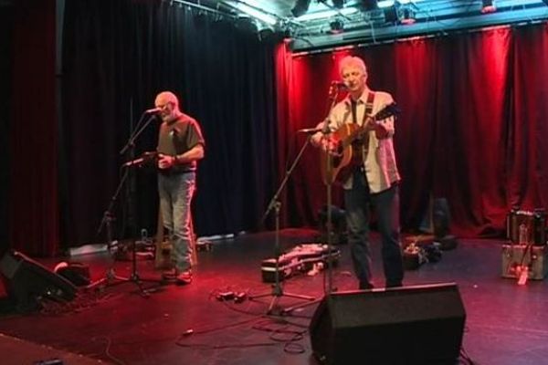 Un duo de chanteur folk traditionnel de Terre Neuve en représentation à Saint-Pierre