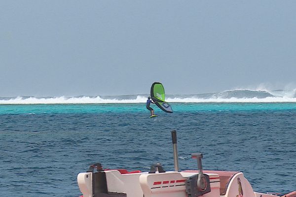 Vent et houle, les pêcheurs restent à quai mais ces conditions satisfont les adeptes de glisse.