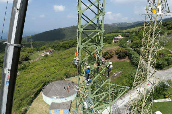 Le chantier de modernisation du réseau électrique d'EDF en Martinique.