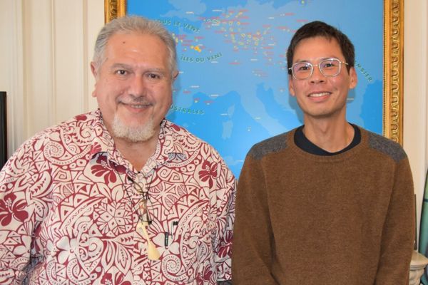 Heiremu Pinson lors de sa rencontre avec Moetai Brotherson à Paris.