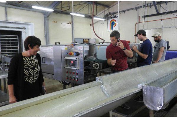 Annick Girardin découvre le tout nouveau matériel de l'usine de transformation du concombre de mer