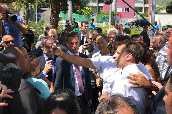 Emmanuel Macron échange avec des habitants du quartier des Camélias à Saint-Denis.