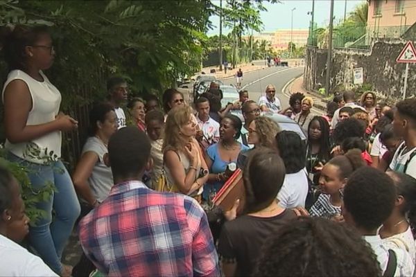 Élèves, enseignants et parents d'école du Lycée Schoelcher en assemblée générale (mars 2016)