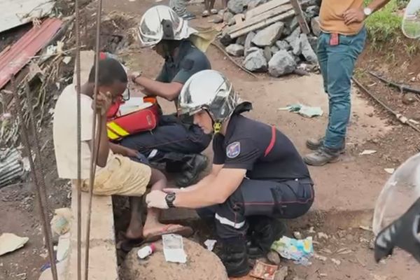 Les sapeurs-pompiers au contact de la population des bidonvilles de Mayotte, après Chido