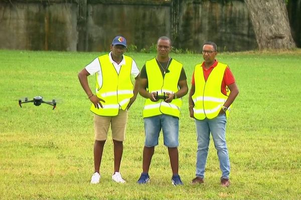 Des agents techniques et de la communication de la Région Guadeloupe s’essaient au pilotage de drone - 09/2024.