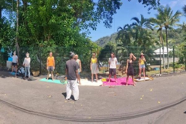 Séance de Yoga devant les grilles des Jardins de Manapany, ce dimanche matin, pour les manifestants qui demande sa réouverture au public.