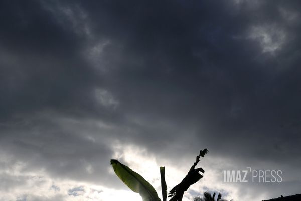 Le ciel est nuageux et devient même localement très nuageux à couvert à l'Est d'une ligne Saint-Denis/Saint-Joseph .