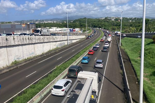 La circulation est paralysée en Martinique/ embouteillage