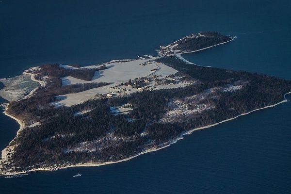 Quand Benacek est transféré en France, un autre prisonnier s'évade en surf