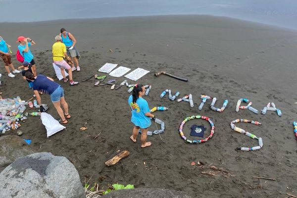 Ramassage de déchets à Lafayette organisé par Mama Natura, mardi 2 janvier 2024.