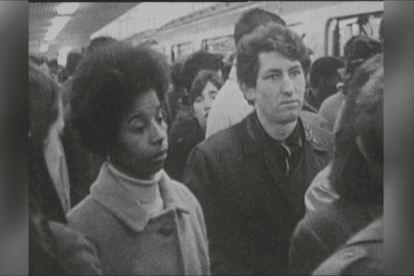 Une antillaise dans le métro dans les années 60.