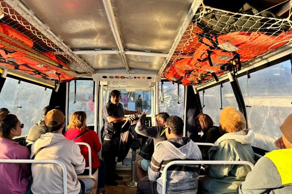 Les passagers dans la navette qui rallie le Vallon-Dore, Boulari et Nouméa.