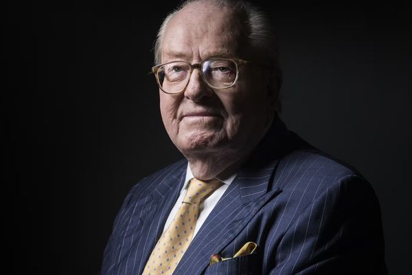 Jean-Marie Le Pen pose à Saint-Cloud (Hauts-de-Seine), le 27 janvier 2016