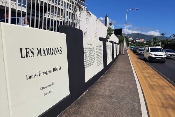 A Saint-Denis, sur le boulevard Sud, les passants découvrent le premier roman réunionnais grâce à la fresque « Les Marrons » Réunion