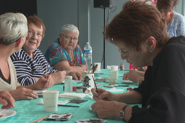 Six personnes ont participé à cet atelier de peinture sur porcelaine à la Micro-folie de Saint-Pierre lundi 9 septembre.