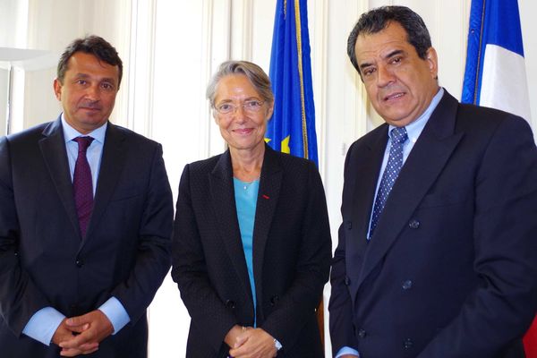 Nuihau Laurey, sénateur UDI de la Polynésie, Elisabeth Borne, Ministre chargée des Transports auprès du Ministre d’Etat et Edouard Fritch, Président de la Polynésie.
