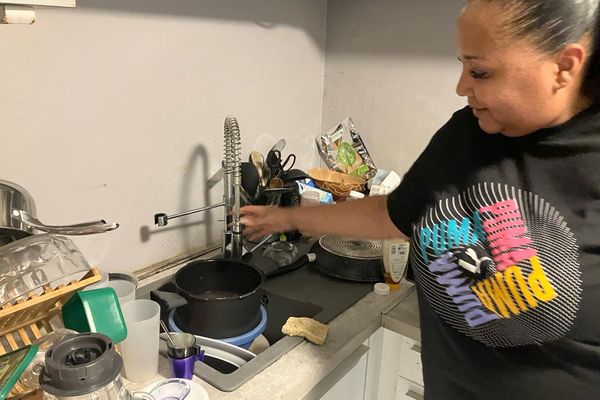 Tout comme ses voisins du lotissement "Village Fleury", à Chauvel (Les Abymes), Joanie n'a pas d'eau au robinet depuis un mois - mars/avril 2024.