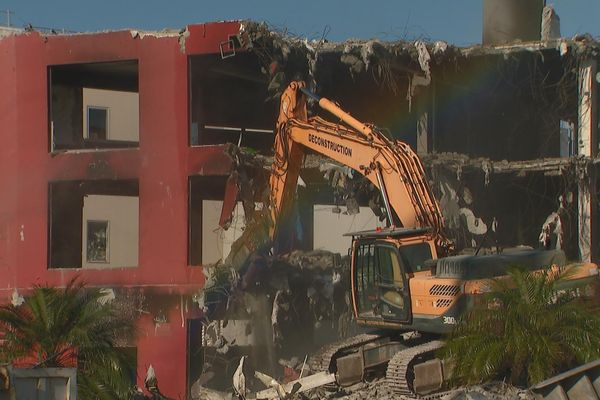 A Dumbéa-sur-mer, les ruines du bâtiment Tagaï, qui avait été incendié pendant les émeutes vont peu à peu disparaître.