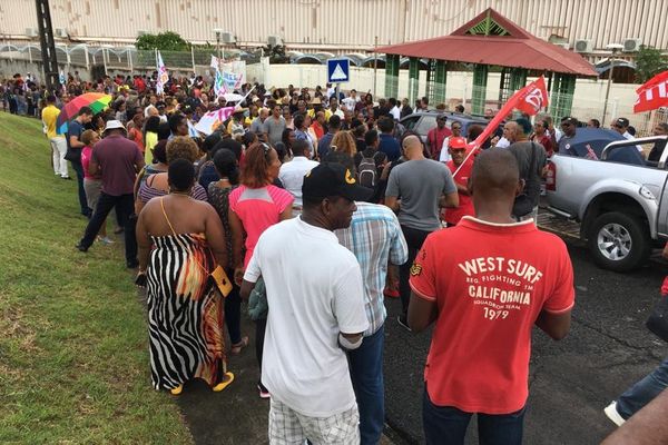 Rassemblement de l'intersyndicale des enseignants devant le collège Lagrosillière à Sainte-Marie (lundi 3 février 2020).