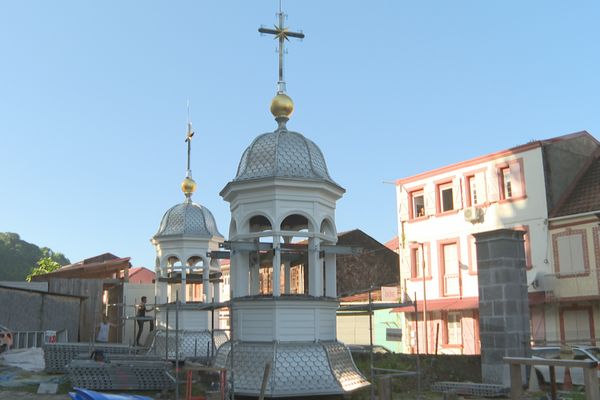 Les campaniles de la cathédrale de Saint-Pierre Notre dame de l'Assomption