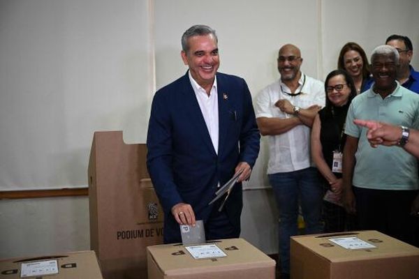 Le président dominicain, Luis Abinader, vote au premier tour de la présidentielle