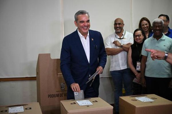 Le président dominicain, Luis Abinader, vote au premier tour de la présidentielle à Santo Domingo, en République dominicaine, le 19 mai 2024