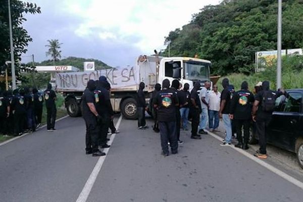 Les 500 frères au carrefour Carapa à Kourou