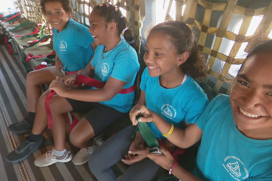 VIDEO. Schoolchildren from Rivière-Salée aboard a military plane, a “childhood dream”