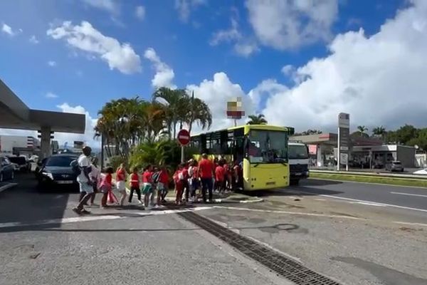 Après la panne de leur bus, les élèves ont été récupérés à la Jaille, Baie-Mahault, 16 décembre 2024