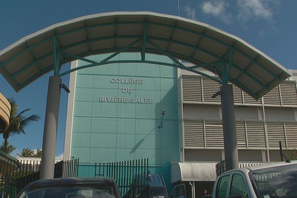 Le collège de Rivière-Salée, fortement endommagé pendant les émeutes en Nouvelle-Calédonie.