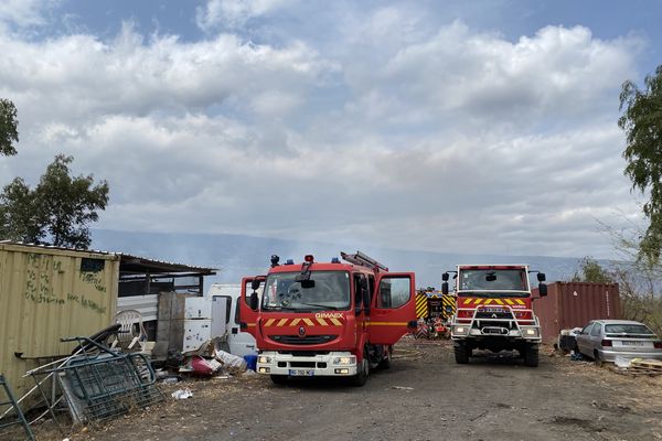 incendie cambaie saint-paul voitures et broussailles pompiers