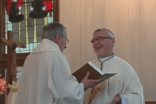 Mgr Colomb célèbre la messe à Miquelon, petite commune de 600 habitants