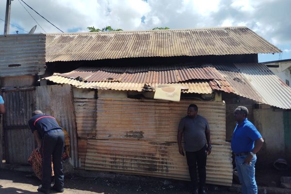 Incendie d'un banga à Poroani