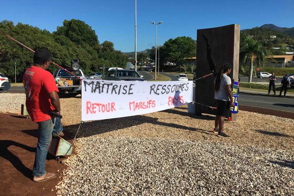 Blocage Ican et collectif Usine pays au rond-point des Sports, à Boulari, 6 novembre 2020