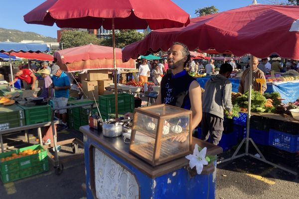 Guillaume Lung-Tung, comédien de Lantouraz, joue "la Saïgonnaise", un acte de "Pièce de marché"