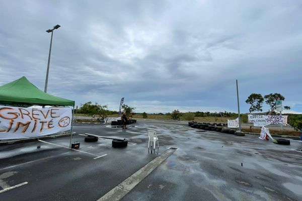 Impossible de rater le piquet de grève en passant sur la RT1