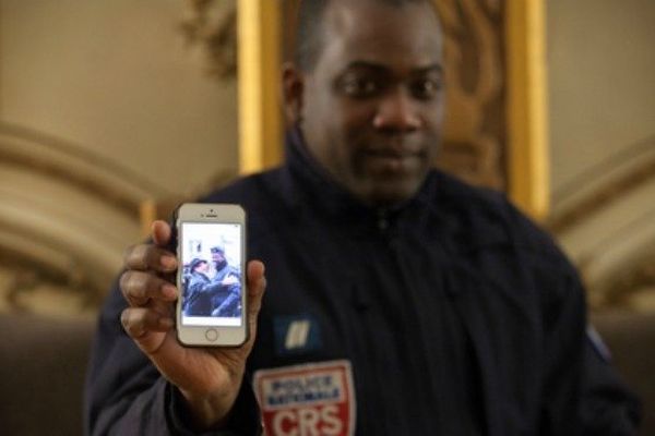 Steeve, le policier antillais de 32 ans à qui un manifestant a fait la bise lors de la Marche républicaine à Paris le 11 janvier 2015