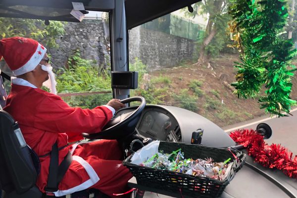 Pascal Sautron, chauffeur de bus, se déguise tous les ans en Père Noël pour la dernière tournée de l'année