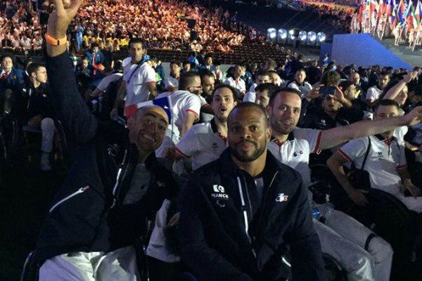 Le Guadeloupéen Alex Adélaïde et les membres de la délégation française, lors de la cérémonie d'ouverture des Jeux paralympiques à Rio. 