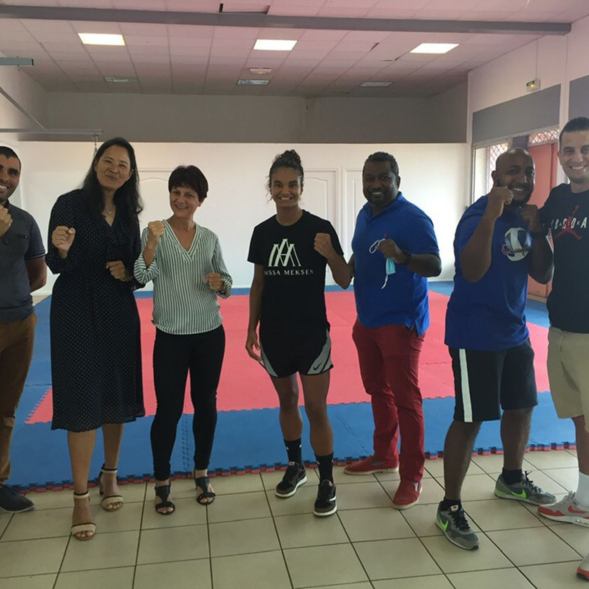 Anissa Meksen, une des plus grandes championnes de boxe pieds-poings, est à  La Réunion - Réunion la 1ère