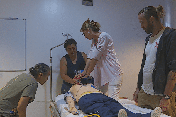 Les infirmiers et infirmières des îles éloignées en pleine formation aux gestes de premiers secours.