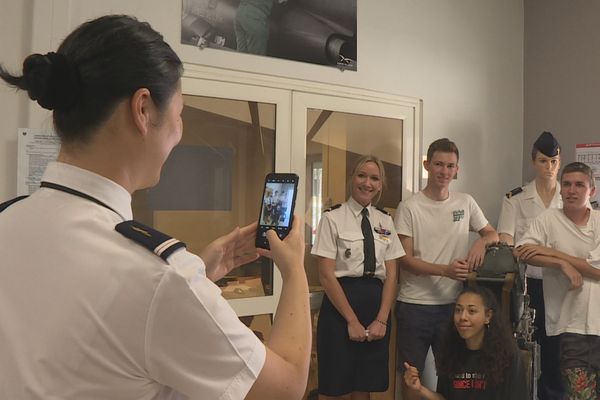 Une photo souvenir pour ces trois jeunes avant leur départ