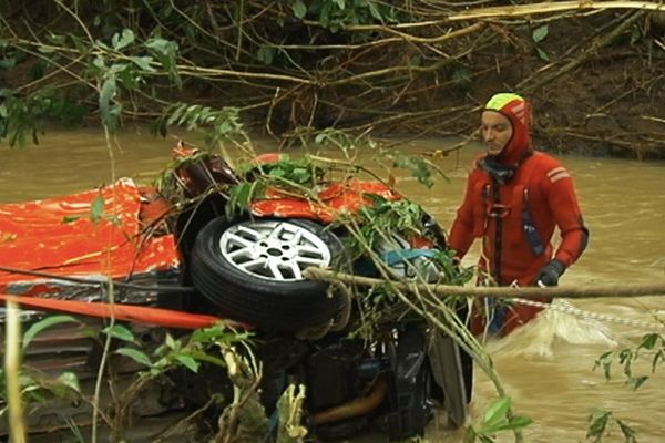 Emporté par la rivière