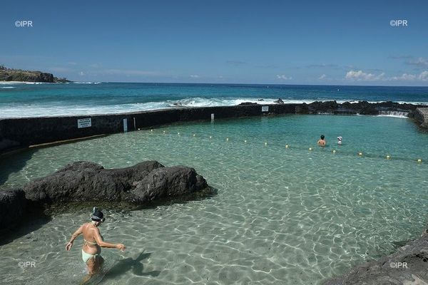 La piscine de la plage de Boucan Canot garde son pavillon bleu