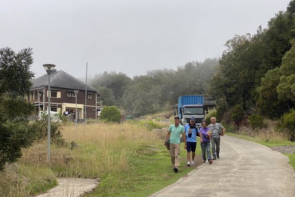 Sur la route forestière, les gérants du gîte des Tamarins quittent les lieux.