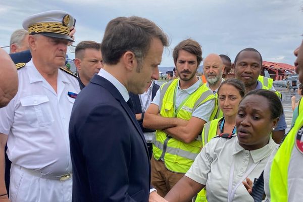 une femme interpelle Emmanuel Macron à sa descente d’avion