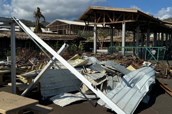 Les débris sont encore nombreux devant le collège K2, 16 jours après le passage du cyclone Chido.