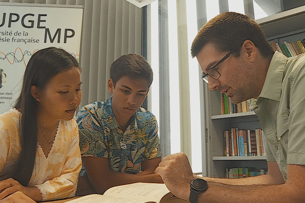 Orama et Teiki avec leur professeur en classe préparatoire. Les deux étudiants ayant terminé leurs deux ans de prépa, ont décroché leur place à l'école nationale de l'aviation civile.