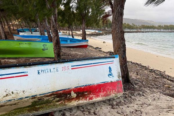 Bateaux à l'abri sur le littoral à Rodrigues dans l'attente du cyclone Bheki.